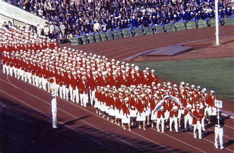 Sep 11, 2016 · 1964年の東京オリンピックはスポーツの祭典であるだけでなく、日本の戦後復興と経済成長を国内外に広く示すためのイベントでもあった。 オリンピック開催決定に伴い、デザインの分野からも多くの才能が集められ、シンボルマークやポスター、表彰状. 東京オリンピックは1964年 ( 東京都 ) - 青い鳥 は宇宙を目指すか ...