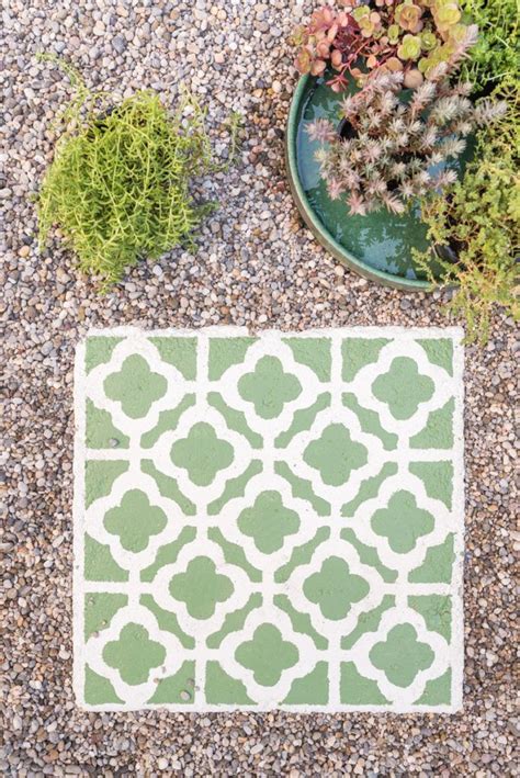 Schöne fliesenaufkleber motive kombiniert mit unifarbenen fliesenfolien. DIY - Betonplatten upcycling für den Garten | Garten ...