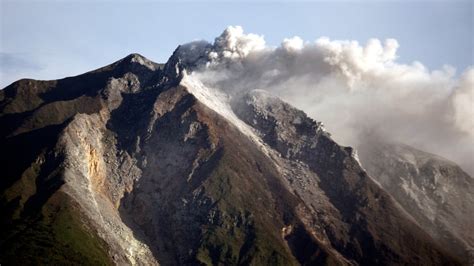 Indonesias Mount Sinabung Erupts Forcing 6000 To Flee World Cbc News