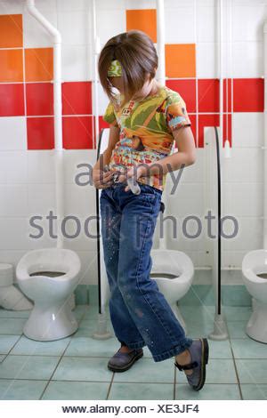 Junges Mädchen in den Toiletten im Kindergarten Stockfoto Bild Alamy