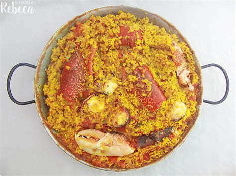 Una de las pruebas a las que se enfrentaron los concursantes consistió en sacar un bogavante vivo de una pecera para tener que cocinarlo después. La cocina de Rebeca: Arroz con bogavante