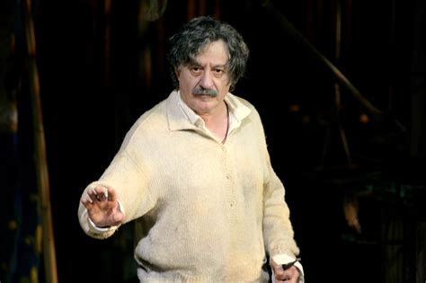 Sunt un om bun si un fan al domnului ion caramitru. Premieră la TNB: "Furtuna" lui Shakespeare și cubul lui ...