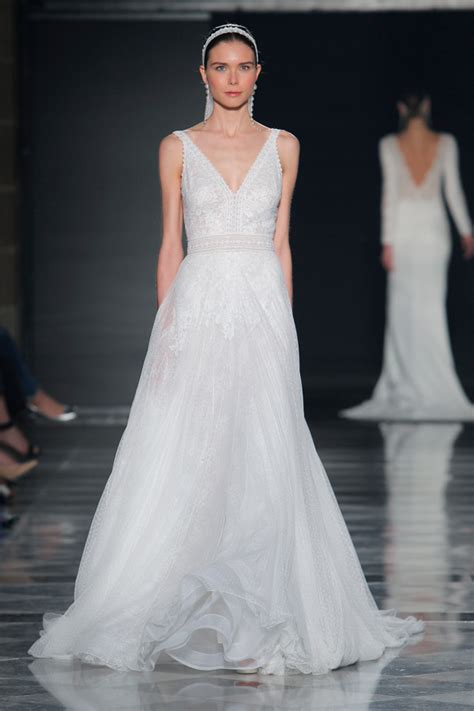 Tuta in cady (1.050 €) abiti da sposa senza spalline. Abiti da sposa Rosa Clarà 2020: eleganza e romanticismo ...