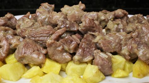 Usaremos una carne de cerdo magra para guisos, la pediremos limpia y cortada en taquitos del mismo tamaño para que sea más fácil de cocinar. Magro de cerdo al ajo - YouTube