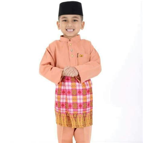 Pada mulanya, baju kurung direka bentuk dengan model yang luas dan panjang. Baju Kurung Dan Baju Melayu Sepasang - Zafrina