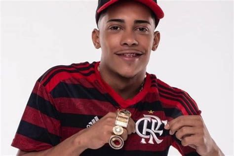 Essentially a word for a rapper but the term is not limited to hip hop. Mc Poze vai se apresentar no Maracanã na final da Libertadores