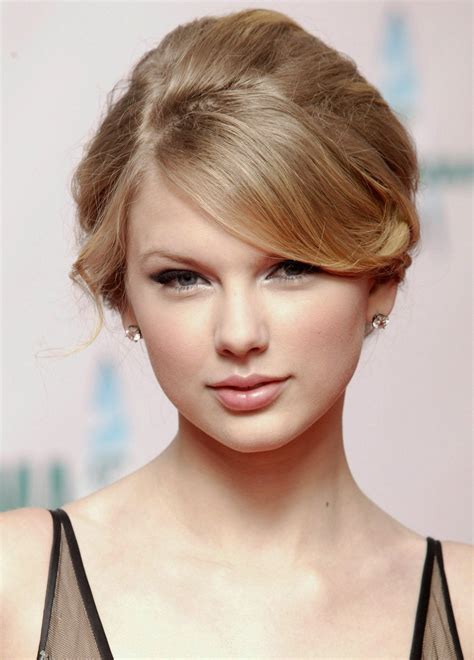 25 Times Taylor Swift Had The Same 5 Hairstyles Taylor Swift Haircut Taylor Swift Hair Bangs