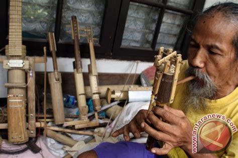 Celempung dimainkan dengan cara dipukul sambil. Paten Alat Musik Bambu - Foto ANTARA News