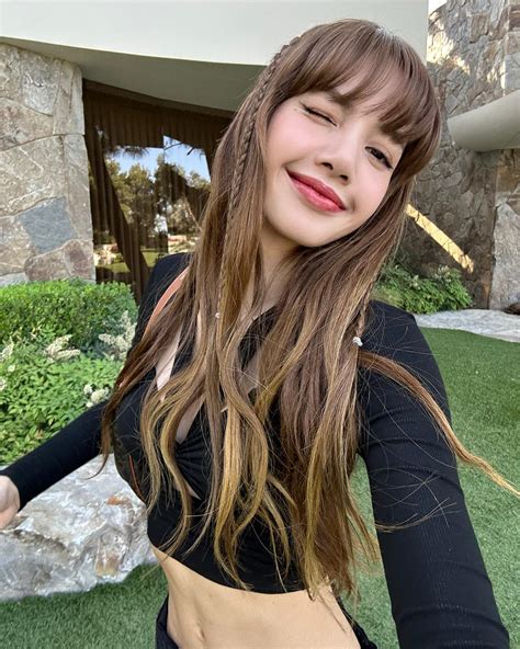 Blackpinks Lisa Looks Breathtaking Without Her Signature Bangs At