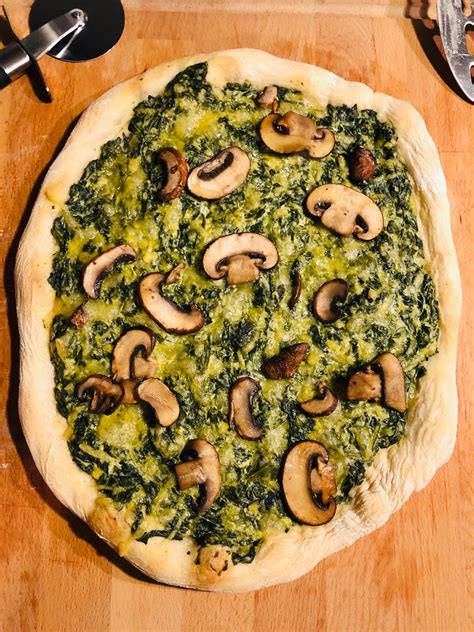 Vegane Pizza Mit Spinat Und Pilzen Lecker Gesund Und Komplett Vegan