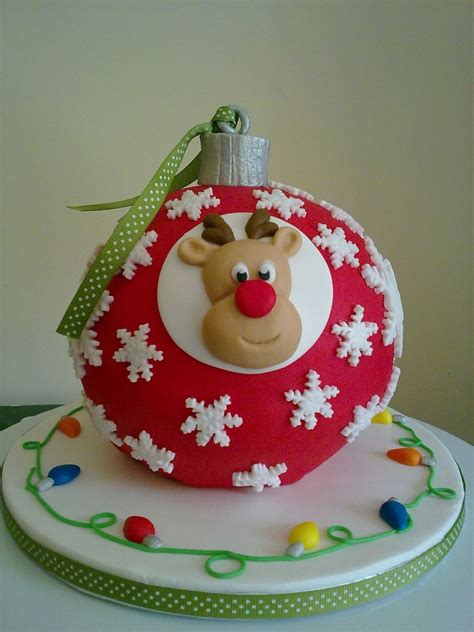 We've got you covered with plenty of festive ideas, from edible snowmen and gingerbread trees to decorative stars. Christmas Tree Bauble - CakeCentral.com