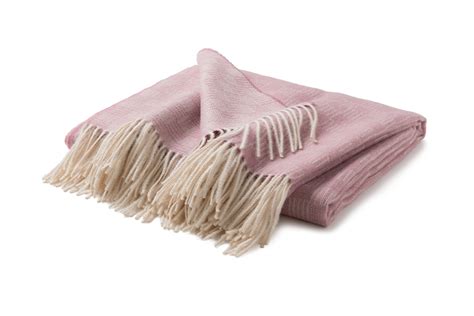 Wohndecken spenden wärme an kalten tagen und sorgen für gemütlichkeit auf der couch.des weiteren gehören sie auch zu den klassischen. Decken aus Baby-Alpaka-Wolle kaufen | Der Alpaka Shop