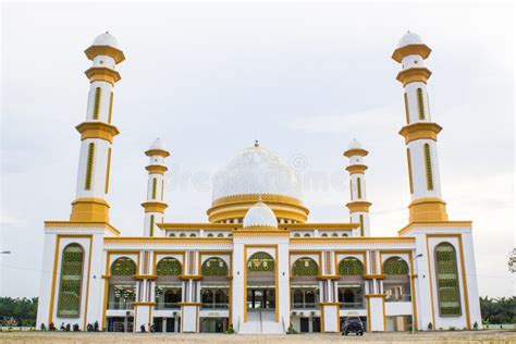 Mezquita Magnífica De Kisaran Masjid Agung Kisaran Indonesia Foto De Archivo Editorial