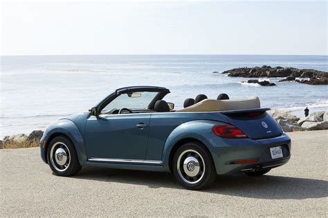 does the 2018 volkswagen beetle convertible sizzle in the sun [video review] the fast lane car
