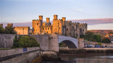 The country has scenic mountains and coasts, imposing castles, and much of britain's industrial heritage. Alte Gemäuer, neue Eindrücke: Burgen-Land Wales