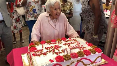 I hope that this birthday you have a great time that you meet old friends, receive many hugs and, ultimately, that you disconnect from everything. Happy birthday: 107-year-old woman celebrates with party ...