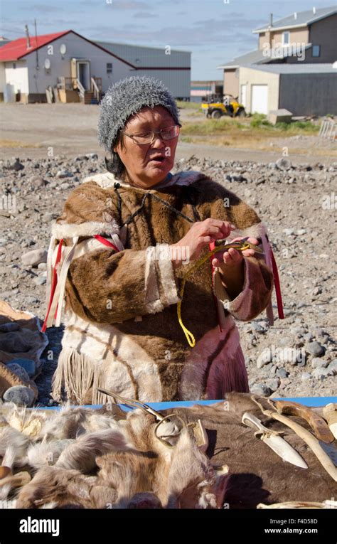 Canadá Nunavut La Bahía De Hudson Kivalliq Arviat Mujer Inuit