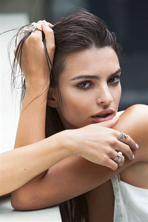 Emily Ratajkowski Shares Her Top Tips For Taking The Perfect Instagram