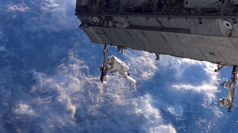 Astronaute De La Nasa Travaillant Sur La Station Spatiale