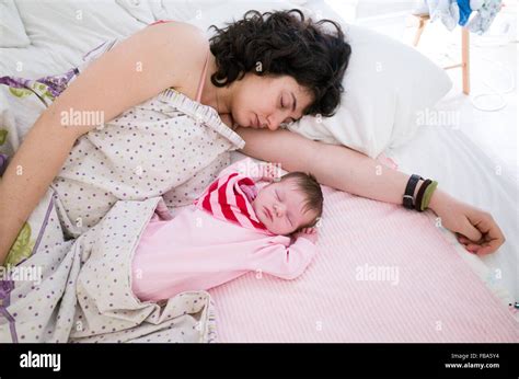 La Madre Durmiendo Con Su Beb Reci N Nacido Junto A Ella En La Misma Cama Fotograf A De Stock