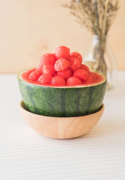 frische wassermelone auf dem tisch kostenlose foto