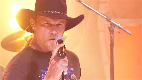 trace adkins entertains with live ‘honky tonky badonkadonk performance country rebel