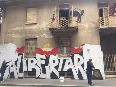 La vernice per legno bianca coprente deve essere lasciata ad asciugare per circa 6 ore. Ca' Libertaria: vernice bianca cancella il graffito sulla ...