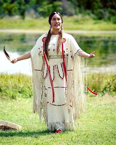 A Beautiful Woman In A Gorgeous Outfit Native American Models Native American Wedding