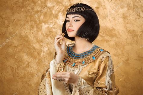 Hermosa Mujer Egipcia Como Cleopatra Con Frasco De Perfume Sobre Fondo Dorado 2023
