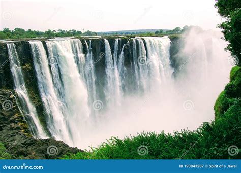 Victoria Falls Situé à La Frontière De La Zambie Et Du Zimbabwe Afrique