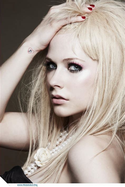 Avril Lavignes Unusual Photoshot Avril Lavigne Photo 7087795 Fanpop