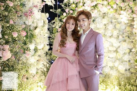 Cũng trong cuộc thi này, cô cũng giành giải trả lời ứng xử hay nhất. Đám cưới Thu Thủy - Kin Nguyễn, để ý kỹ sẽ thấy điều đặc ...