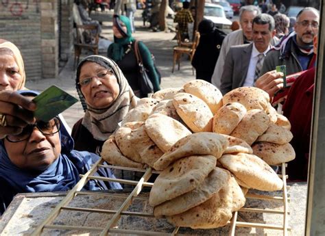 محمد معيط، إن هناك بنود بالموازنة العامة نحافظ عليها من أجل مصلحة المواطن، مثلا ثبات سعر رغيف العيش، فأسعار القمح كانت 190 دولارا للطن. التطوير وصل للرغيف.. هل يعوض خبز الذرة الجديد مكونات العيش ...