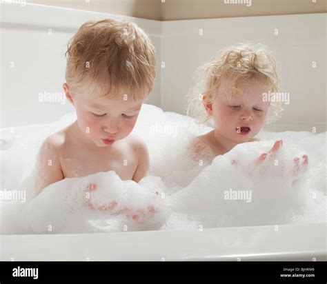 kinder spielen mit luftblasen in der badewanne stockfotografie alamy