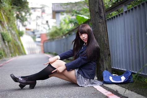 4k Asian Uniform Schoolgirls Glance Pose Legs Hd Wallpaper Rare Gallery