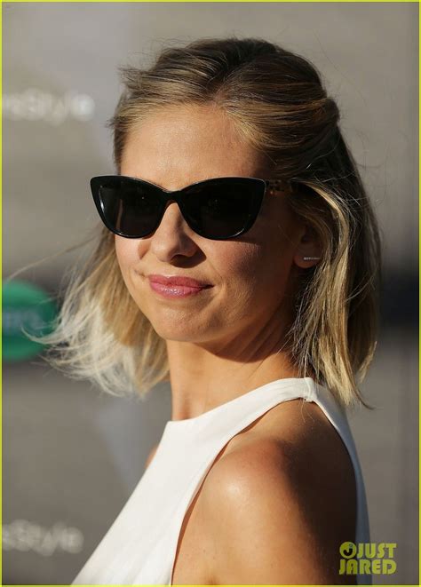 Sarah Michelle Gellar Wears Her Fashionable Eyewear At The 2014