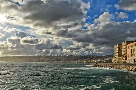 Nubi sparse, mare quasi calmo. Allerta meteo Napoli, da domenica 5 gennaio vento forte e gelo
