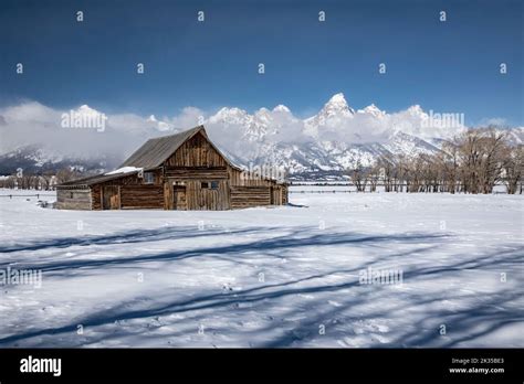 Wy05069 00wyoming Barn With The Teton Range Located Along