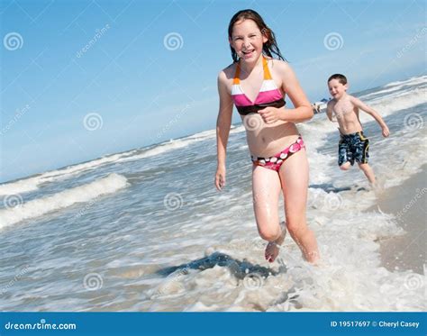 Bambini Che Giocano Sulla Spiaggia Immagine Stock Immagine Di Felice Sorella