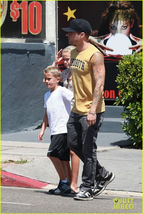 Ryan Phillippe Roscoes Chicken With Ava And Deacon Photo 2699365 Ava Phillippe Celebrity