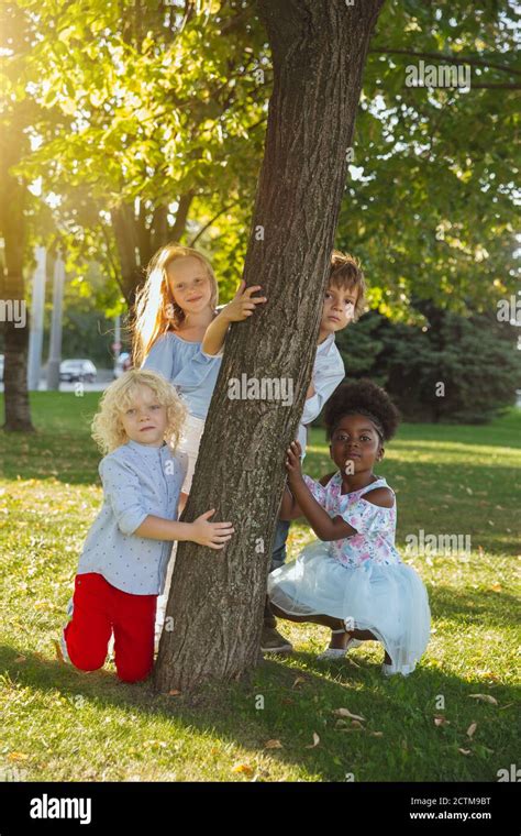 Verano Grupo Interracial De Niños Niñas Y Niños Jugando Juntos En El Parque En El Día De