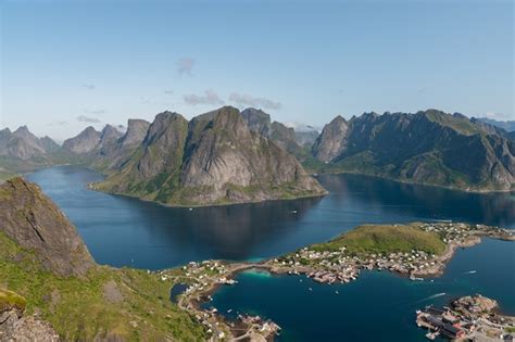 レーヌブリンゲン、ロフォーテン諸島、ノルウェーの頂上からのレーヌ島による山と湖の眺め 無料の写真