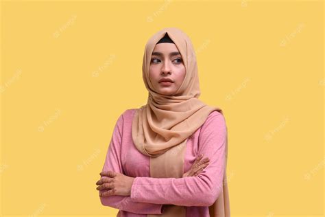 Premium Photo Muslim Girl Wearing Hijab Posing On Camera Indian Pakistani Model