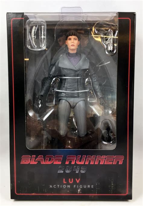 Ana de armas, sylvia hoeks, robin wright, mackenzie davis, carla juri, lennie james, dave bautista, og jared leto spiller viktige biroller. Blade Runner 2049 - NECA - Luv
