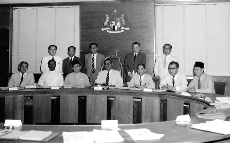 Tuanku abdul rahman, first supreme chief of state of the federation of malaya. YTM Tunku Abdul Rahman Putra dengan Jemaah Menteri Pertama ...