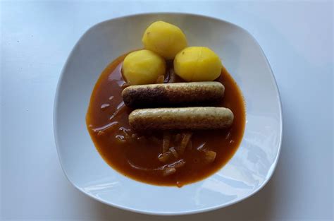 Bratwurst in Zwiebel-Bier- Soße