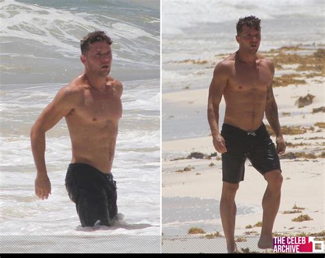 Ryan Phillippe Continues To Show Off His Seriously Impressive Dadbod At A Beach In Cancun