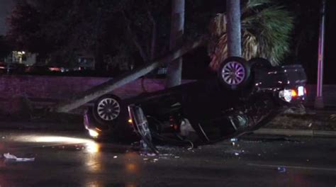 1 Hospitalized After Car Crashes Into Curb Palm Tree In Nw Miami Dade Wsvn 7news Miami News