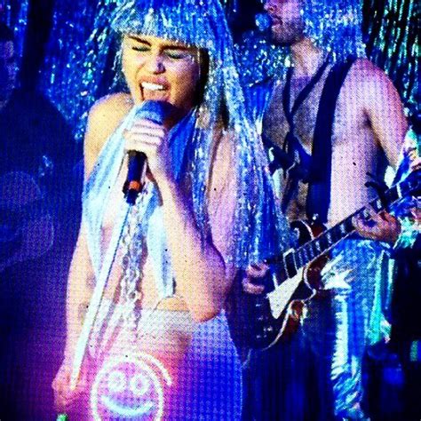 Miley Cyrus Apresenta Nova Música The Twinkle Song Confira Jovem Pan