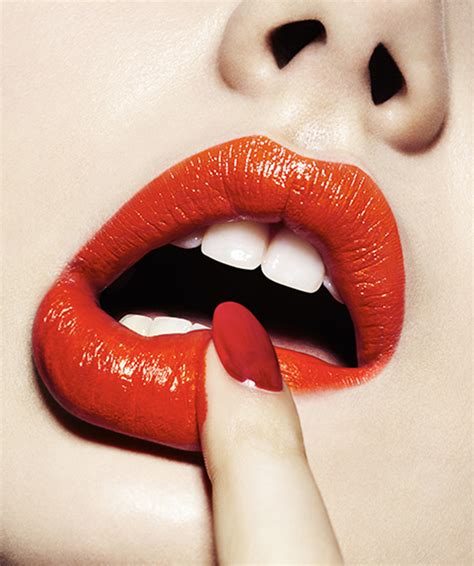 Scarlet Lips With Finger Dienordwand